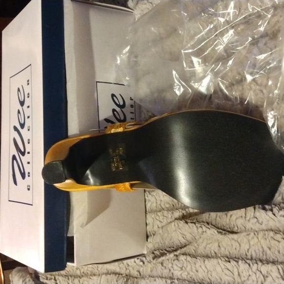 Shoe's - Picture 3 of 3